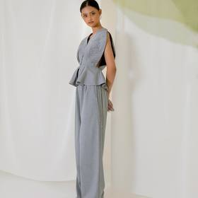 •
NATALIA KIANTORO presents 
Capsule Collection 2022
LILIUM

Look 6
ROWEINA top
XANDER pants in ash grey

www.nataliakiantoro.com
.
.
.
#nataliakiantoro
#NKLilium22